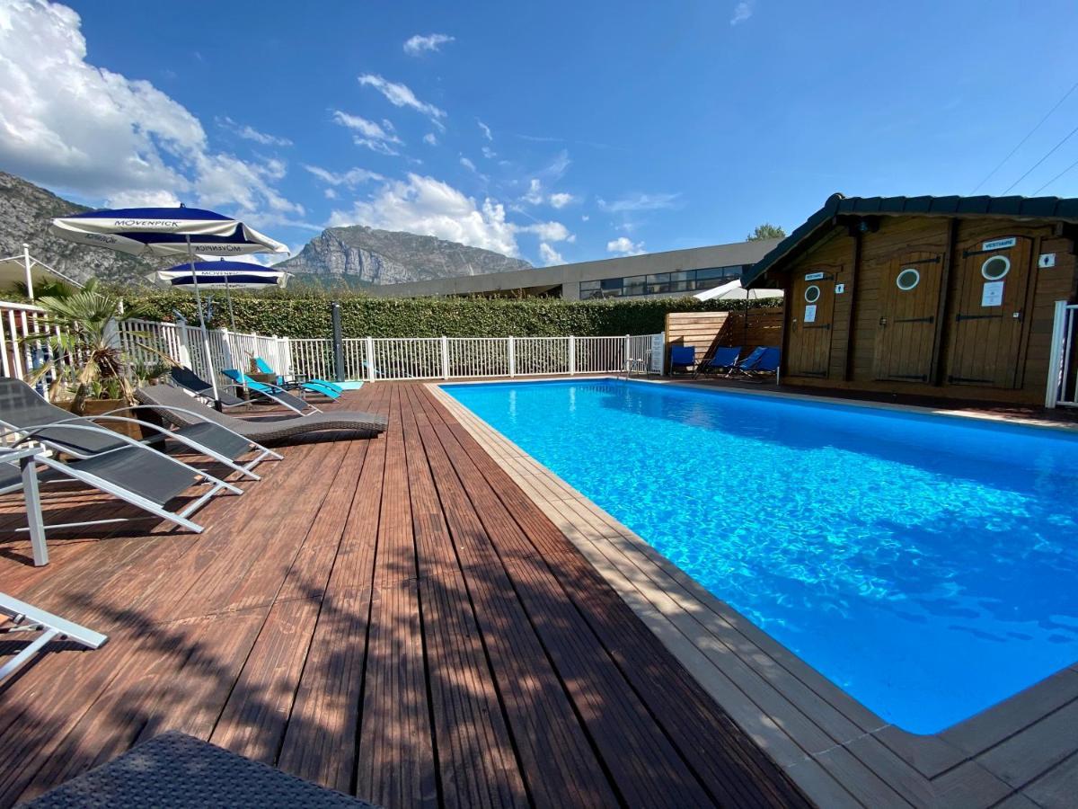 Hotel Le Neron - Logis Fontanil-Cornillon Экстерьер фото